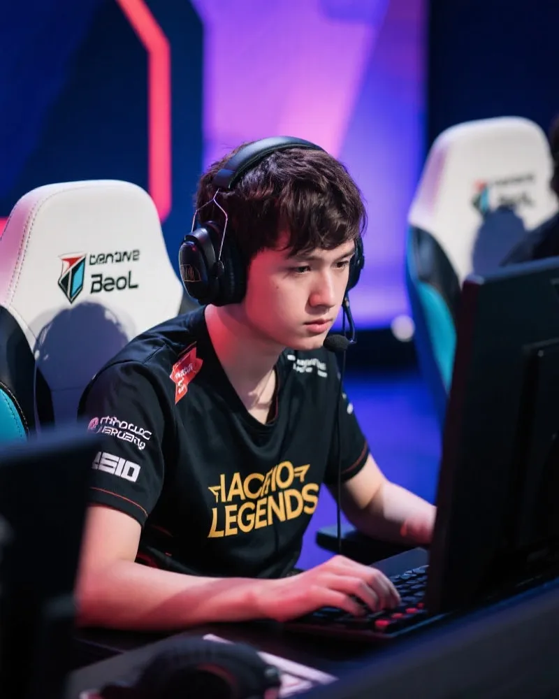 职业电竞选手比赛瞬间